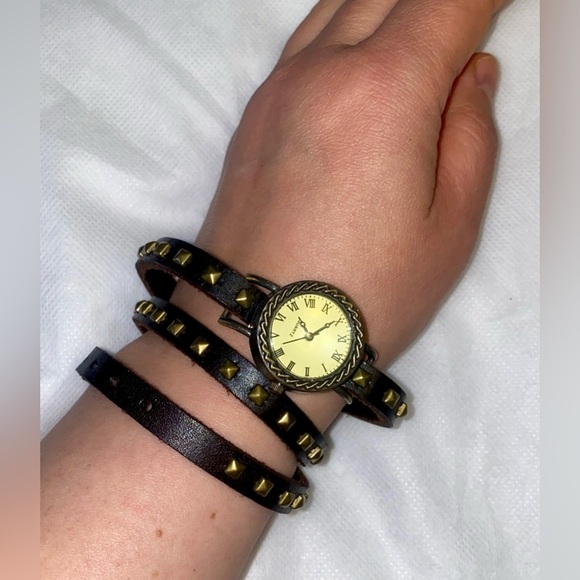 Old wristwatch with a leather band - Picture 2 of 4